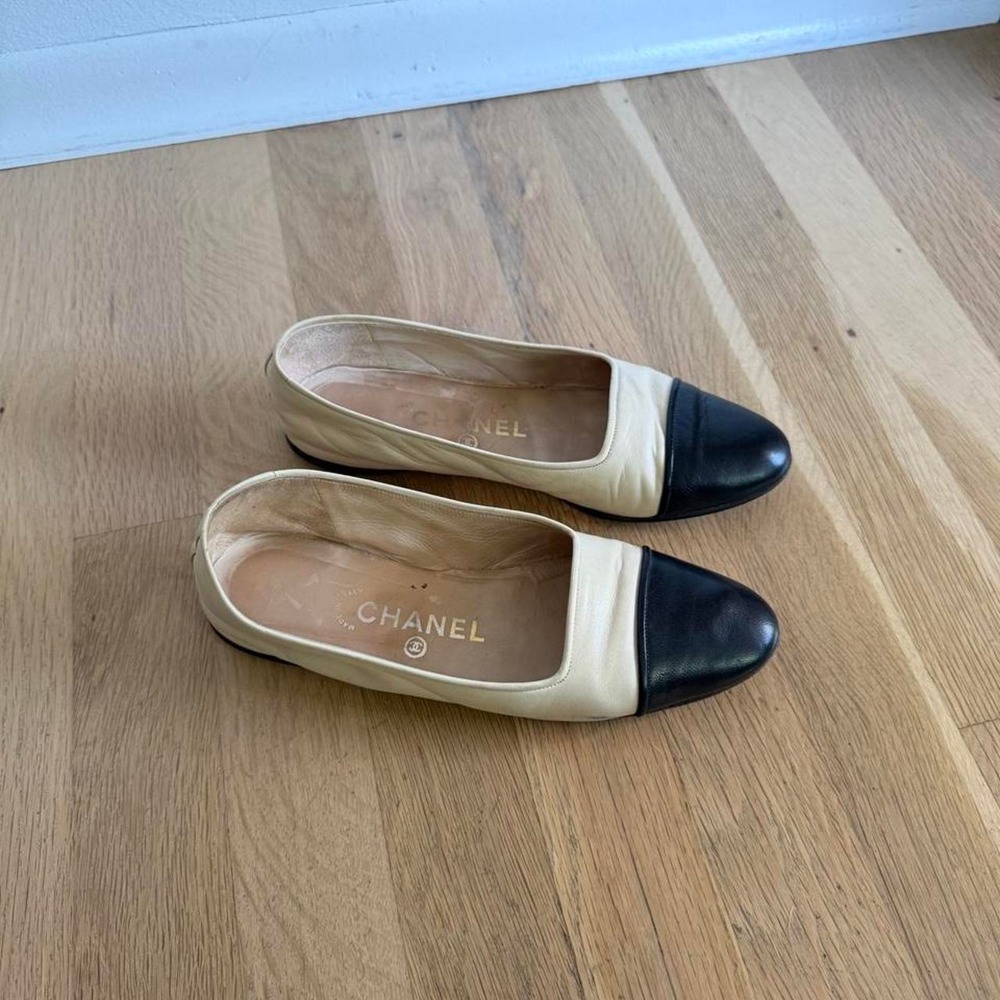 Chanel authentic black and beige leather ballet flats with black cap toe - Picture 3 of 8